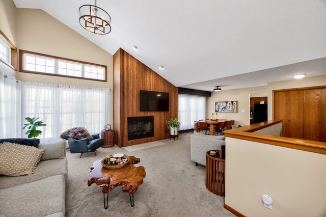 2428 81st Circle, Urbandale, IA 50322