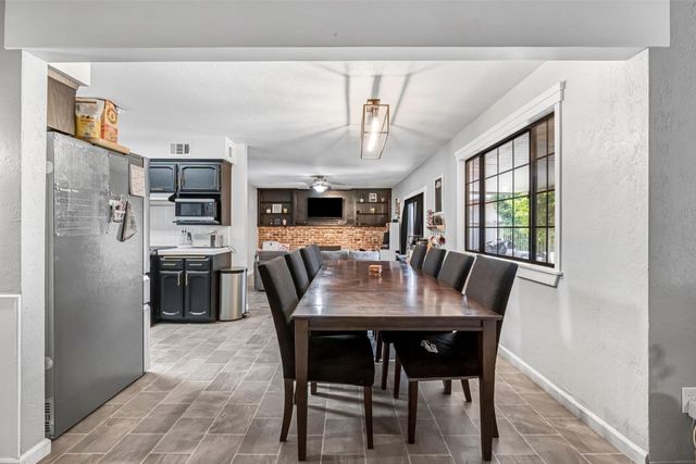 362 W Ashcroft Avenue, Clovis, CA 93612