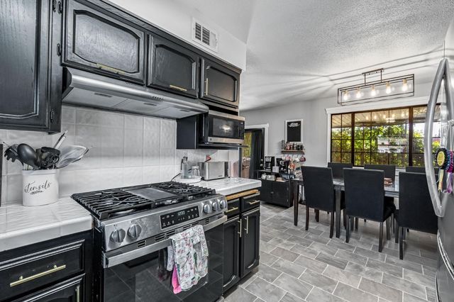 362 W Ashcroft Avenue, Clovis, CA 93612