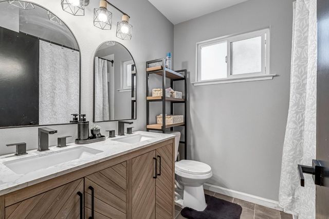 362 W Ashcroft Avenue, Clovis, CA 93612