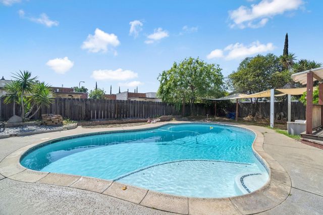 362 W Ashcroft Avenue, Clovis, CA 93612