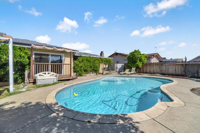 362 W Ashcroft Avenue, Clovis, CA 93612