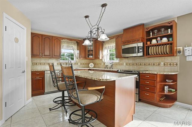 104 Oakland Drive, Troy, IL 62294