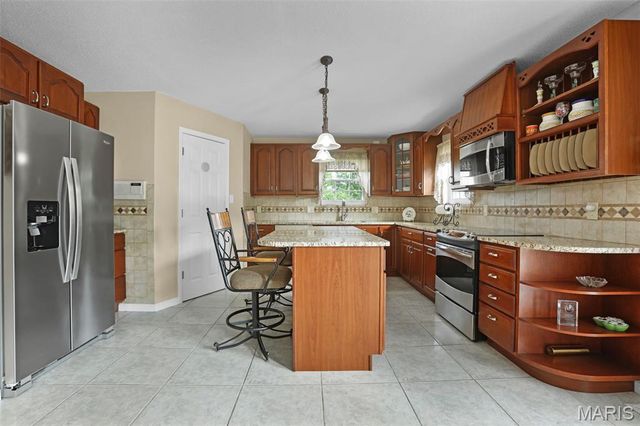 104 Oakland Drive, Troy, IL 62294