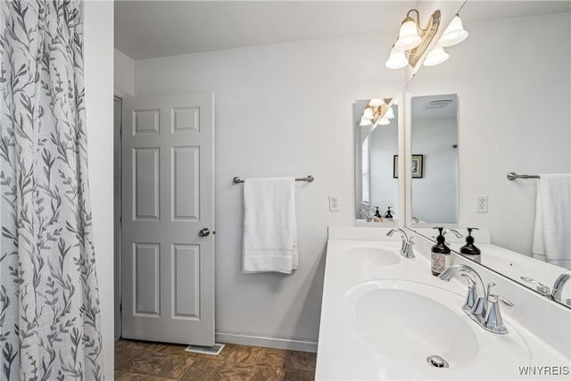 2466 King Fisher Lane, Wheatfield, NY 14304