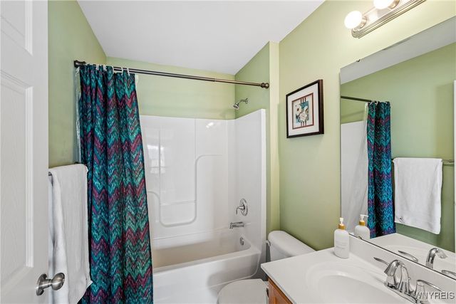 2466 King Fisher Lane, Wheatfield, NY 14304