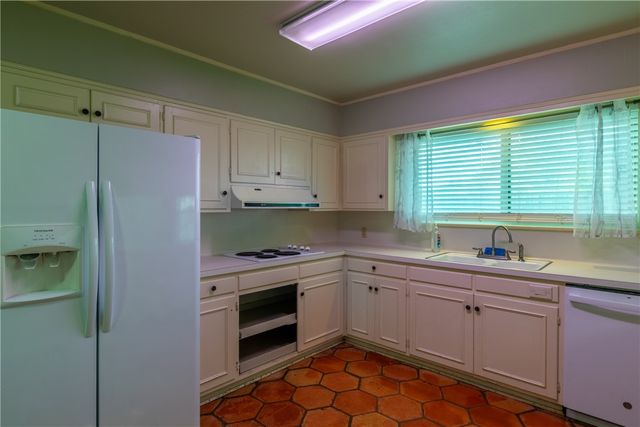 1307 Lincoln St, Alice, TX 78332