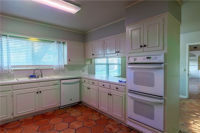 1307 Lincoln St, Alice, TX 78332