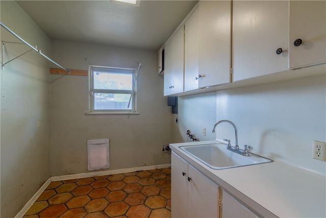 1307 Lincoln St, Alice, TX 78332