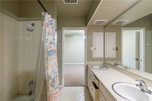 1307 Lincoln St, Alice, TX 78332