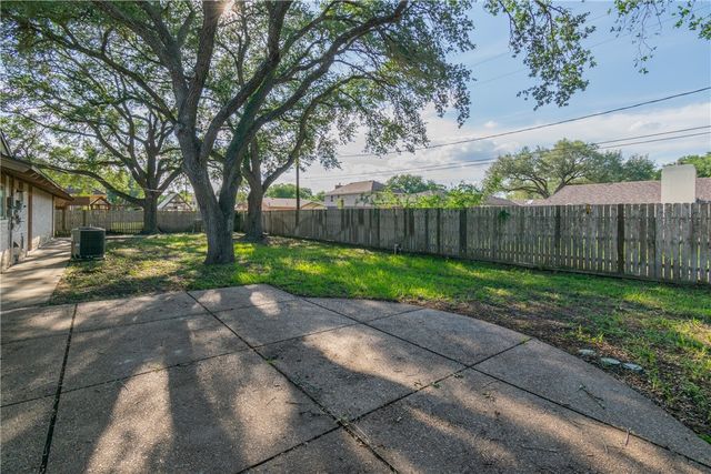 1307 Lincoln St, Alice, TX 78332