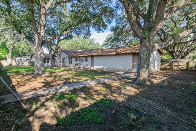 1307 Lincoln St, Alice, TX 78332