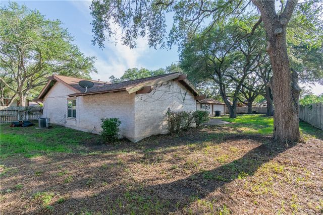 1307 Lincoln St, Alice, TX 78332
