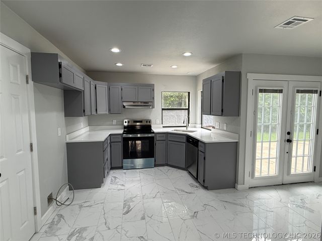 338 E 40th Street, Sand Springs, OK 74063