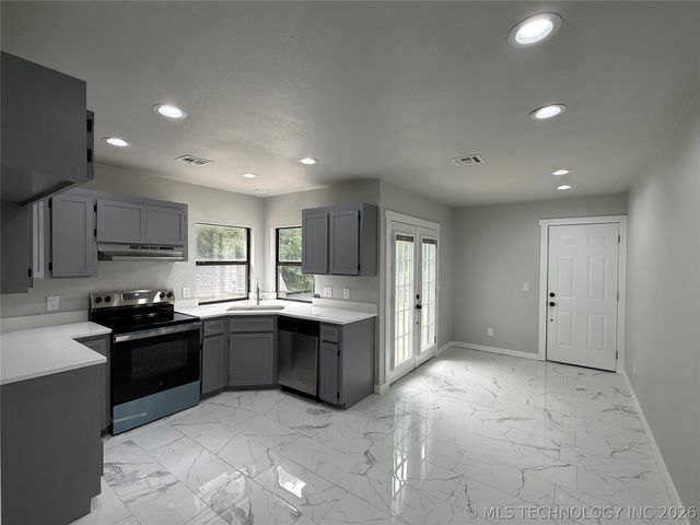 338 E 40th Street, Sand Springs, OK 74063