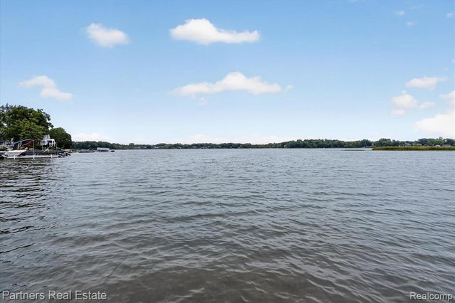 3937 Highcrest Drive, Brighton, MI 48116