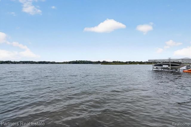 3937 Highcrest Drive, Brighton, MI 48116