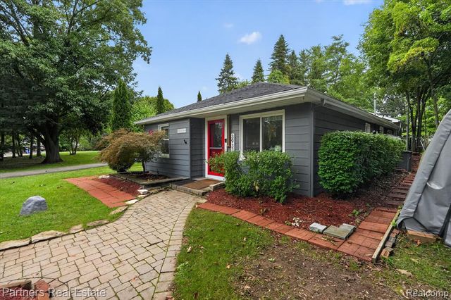 3937 Highcrest Drive, Brighton, MI 48116