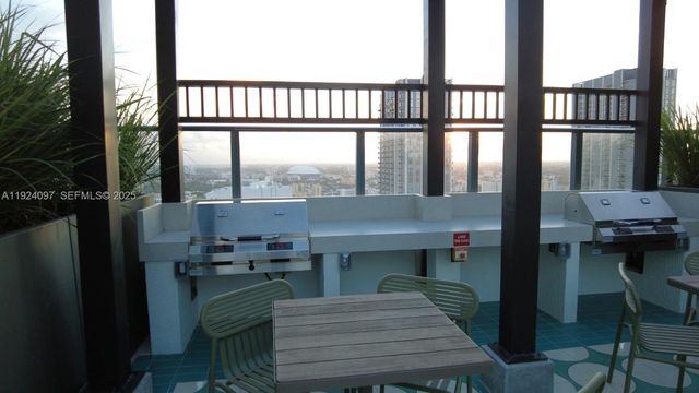 11 NE 6 th 2808, Miami, FL 33132