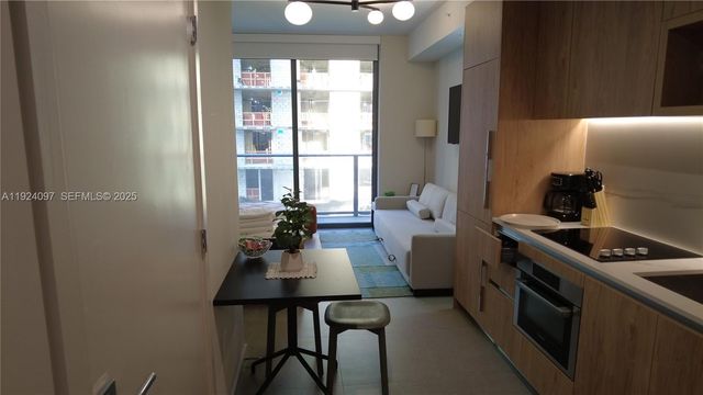 11 NE 6 th 2808, Miami, FL 33132