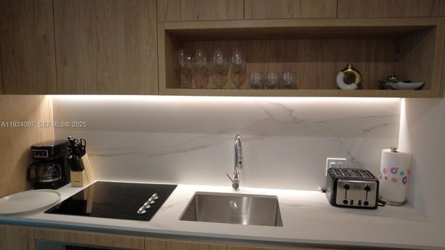 11 NE 6 th 2808, Miami, FL 33132