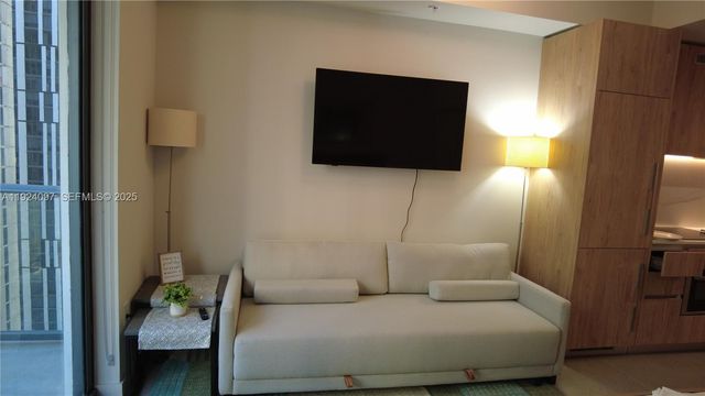 11 NE 6 th 2808, Miami, FL 33132