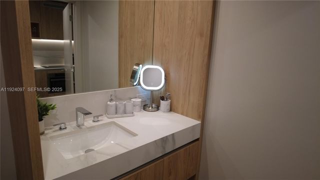 11 NE 6 th 2808, Miami, FL 33132