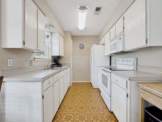 6484 Old Mill Circle, Watauga, TX 76148