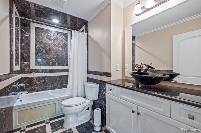 6608 Minnow Pond Drive, West Bloomfield, MI 48322