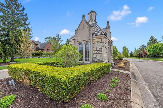 6608 Minnow Pond Drive, West Bloomfield, MI 48322