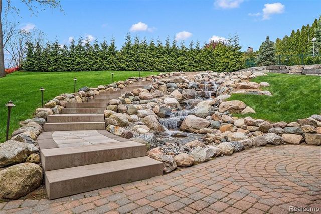 6608 Minnow Pond Drive, West Bloomfield, MI 48322