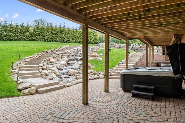 6608 Minnow Pond Drive, West Bloomfield, MI 48322