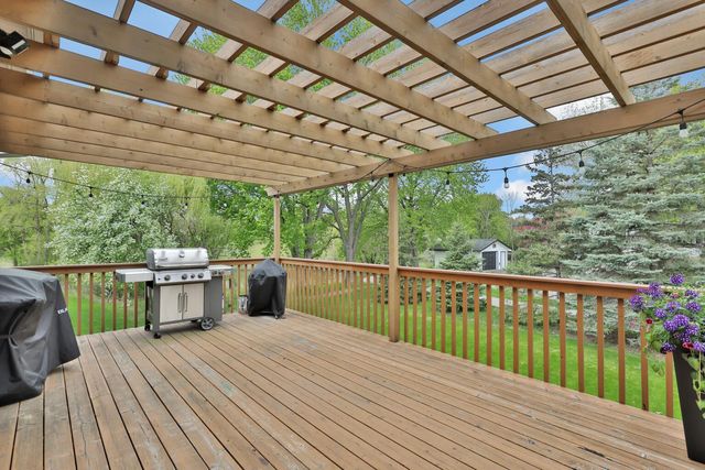 507 Owasso Hills Drive, Roseville, MN 55113