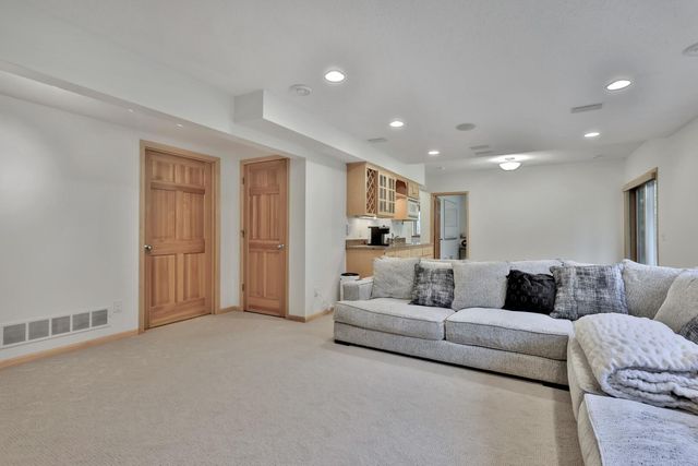 507 Owasso Hills Drive, Roseville, MN 55113