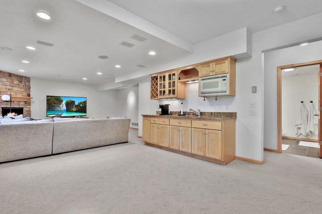 507 Owasso Hills Drive, Roseville, MN 55113