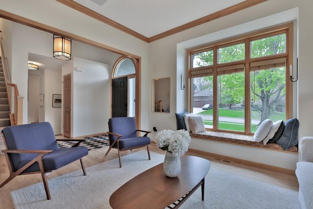 507 Owasso Hills Drive, Roseville, MN 55113