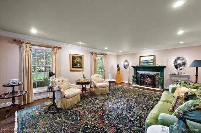 950 E Glengarry Circle, Bloomfield Hills, MI 48301