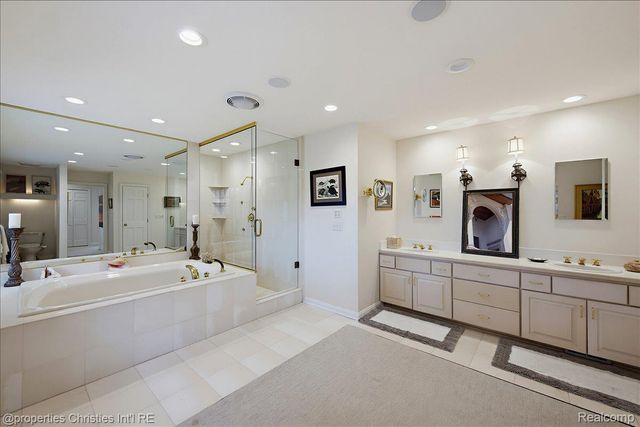 950 E Glengarry Circle, Bloomfield Hills, MI 48301