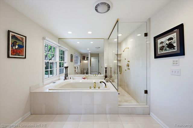 950 E Glengarry Circle, Bloomfield Hills, MI 48301