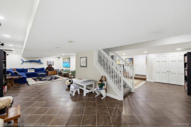 950 E Glengarry Circle, Bloomfield Hills, MI 48301