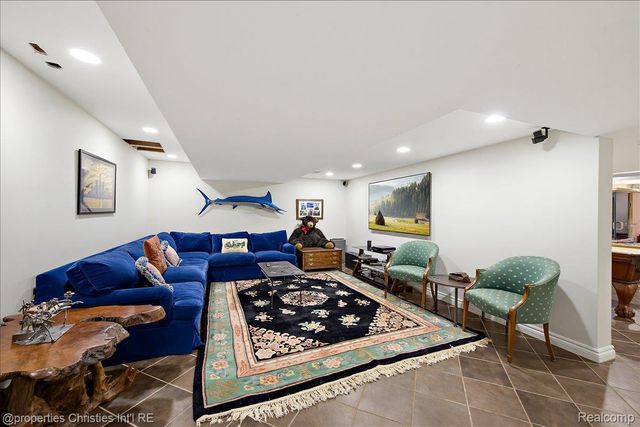 950 E Glengarry Circle, Bloomfield Hills, MI 48301