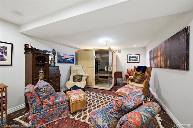 950 E Glengarry Circle, Bloomfield Hills, MI 48301