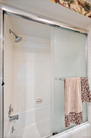 950 E Glengarry Circle, Bloomfield Hills, MI 48301