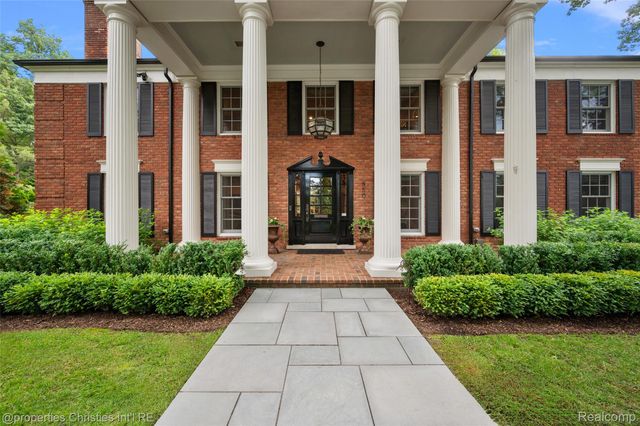 950 E Glengarry Circle, Bloomfield Hills, MI 48301