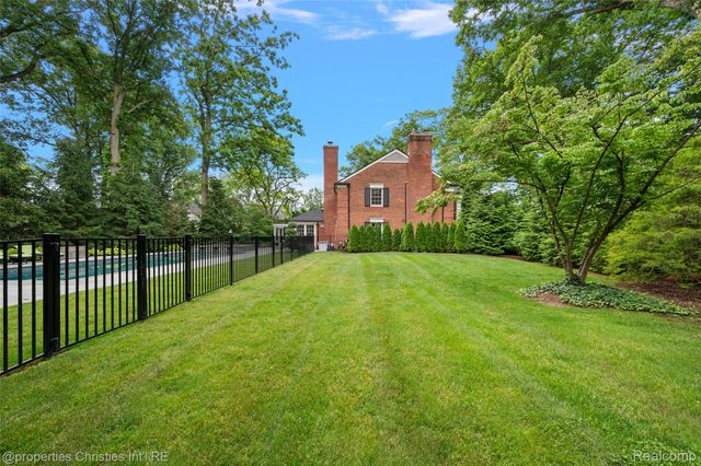 950 E Glengarry Circle, Bloomfield Hills, MI 48301