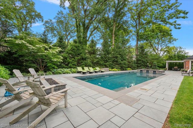 950 E Glengarry Circle, Bloomfield Hills, MI 48301