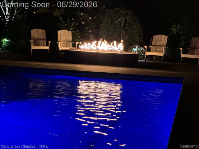 950 E Glengarry Circle, Bloomfield Hills, MI 48301