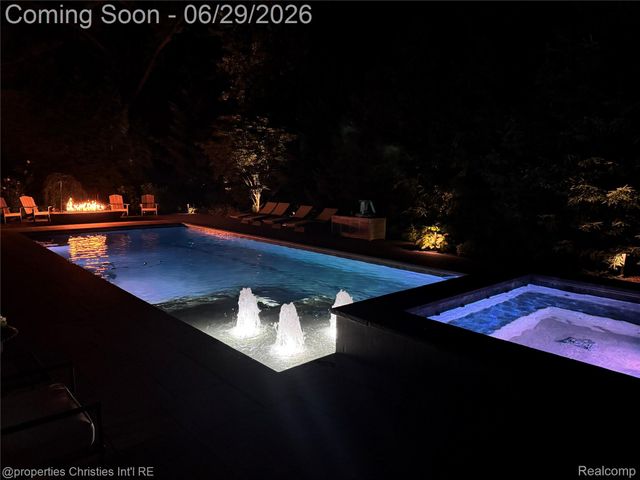 950 E Glengarry Circle, Bloomfield Hills, MI 48301