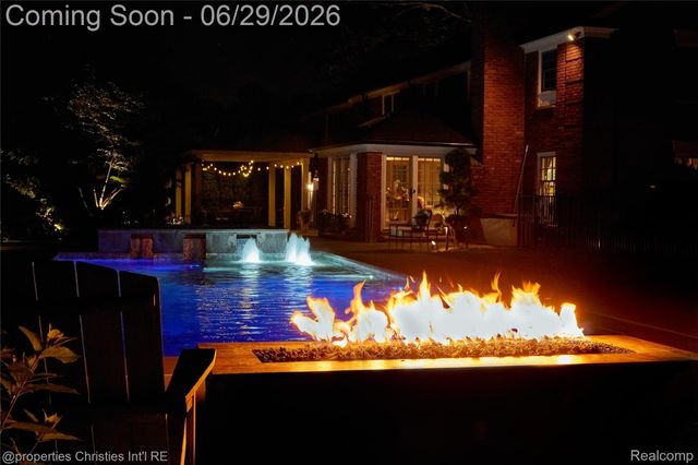 950 E Glengarry Circle, Bloomfield Hills, MI 48301