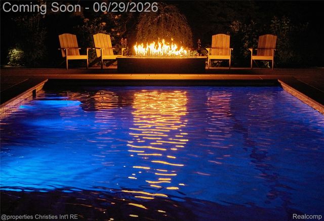 950 E Glengarry Circle, Bloomfield Hills, MI 48301